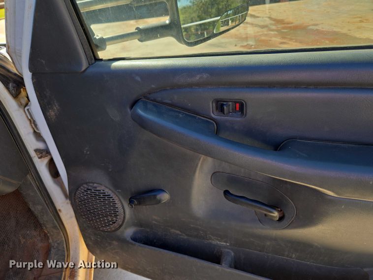 image for item EU3895 2006 Chevrolet Silverado 3500 flatbed pickup truck