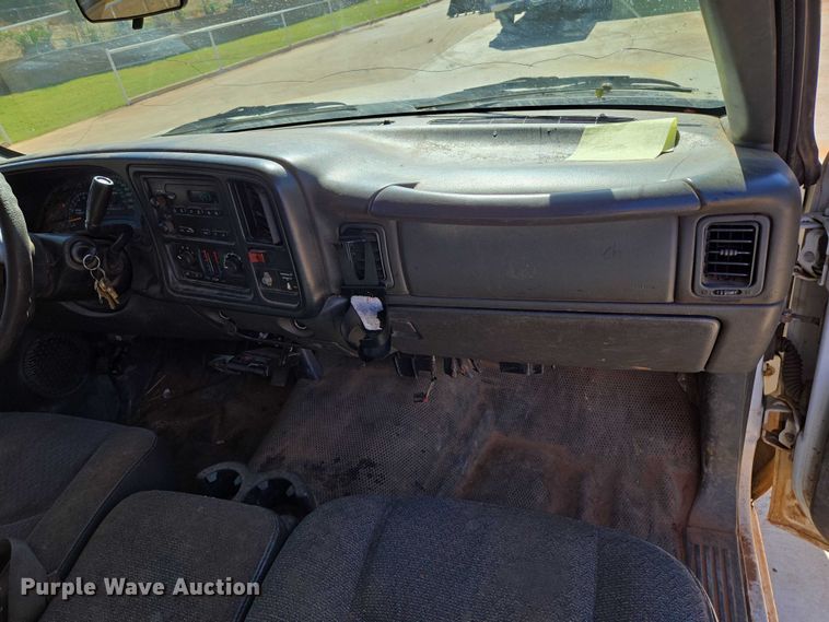 image for item EU3895 2006 Chevrolet Silverado 3500 flatbed pickup truck