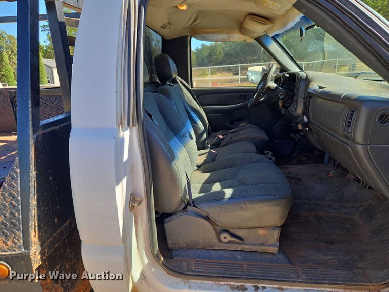 image for item EU3895 2006 Chevrolet Silverado 3500 flatbed pickup truck