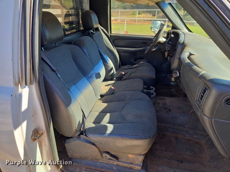 image for item EU3895 2006 Chevrolet Silverado 3500 flatbed pickup truck