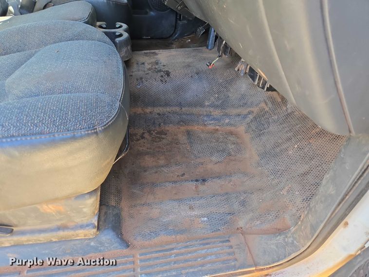 image for item EU3895 2006 Chevrolet Silverado 3500 flatbed pickup truck