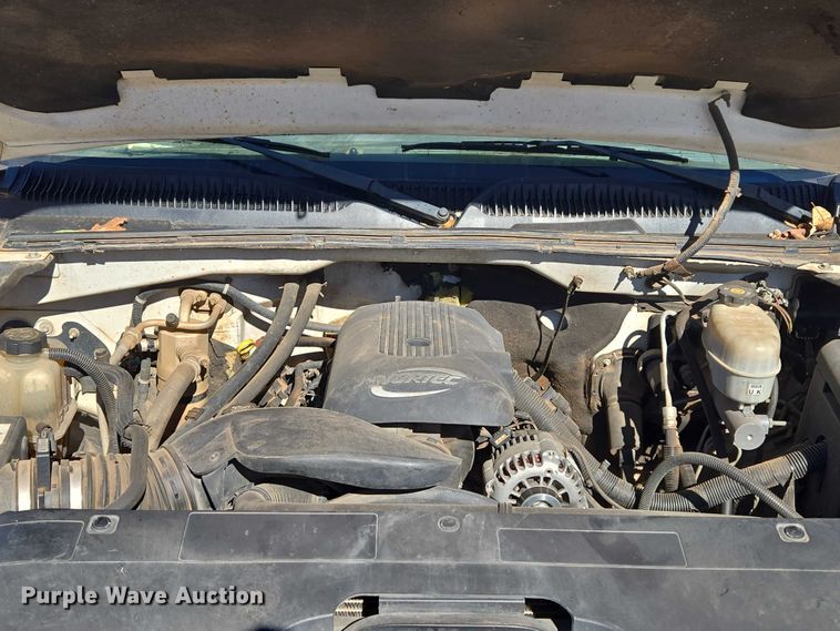 image for item EU3895 2006 Chevrolet Silverado 3500 flatbed pickup truck