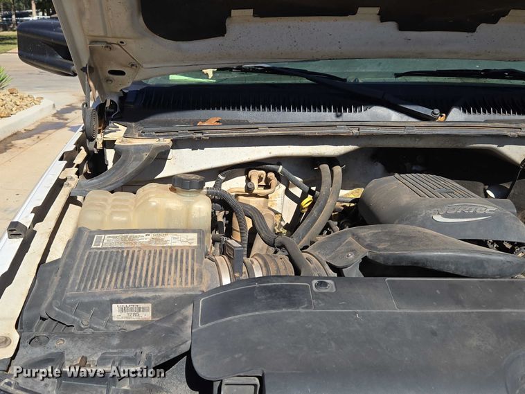 image for item EU3895 2006 Chevrolet Silverado 3500 flatbed pickup truck