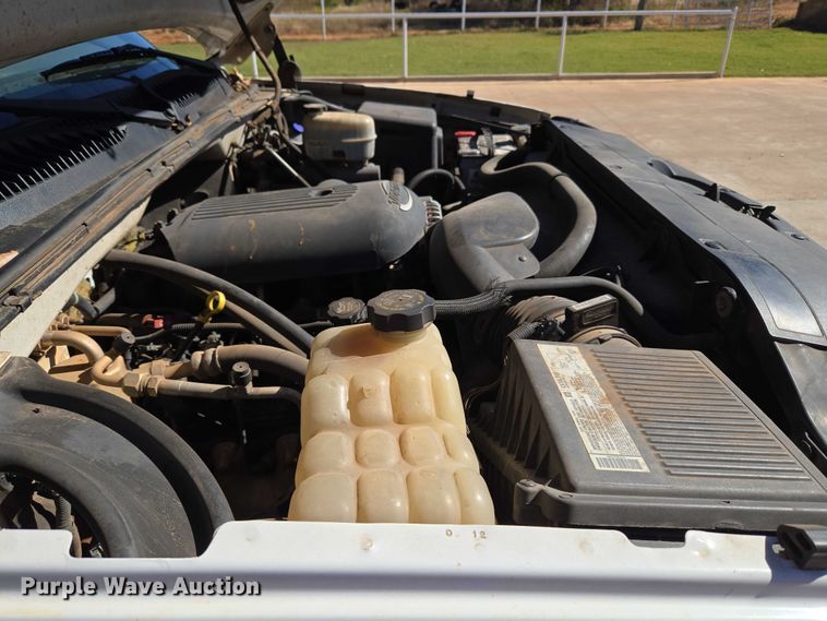 image for item EU3895 2006 Chevrolet Silverado 3500 flatbed pickup truck