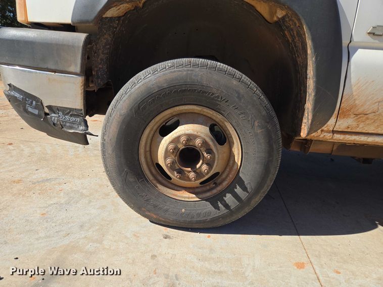 image for item EU3895 2006 Chevrolet Silverado 3500 flatbed pickup truck