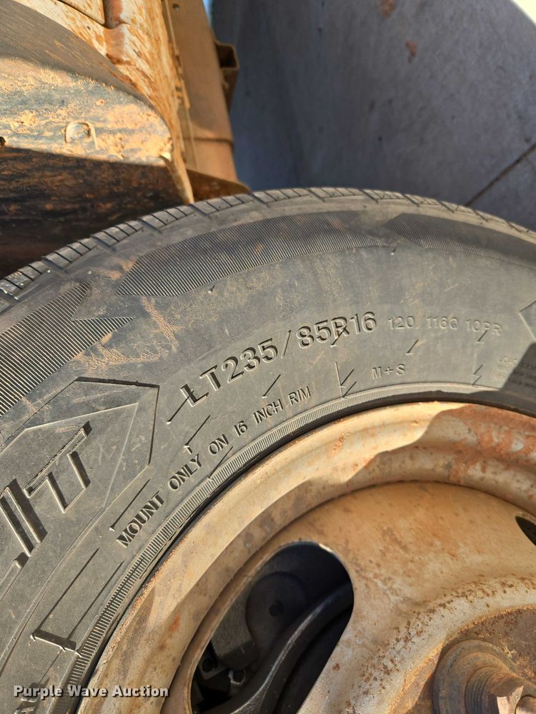 image for item EU3895 2006 Chevrolet Silverado 3500 flatbed pickup truck