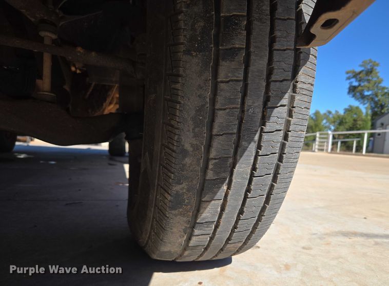 image for item EU3895 2006 Chevrolet Silverado 3500 flatbed pickup truck