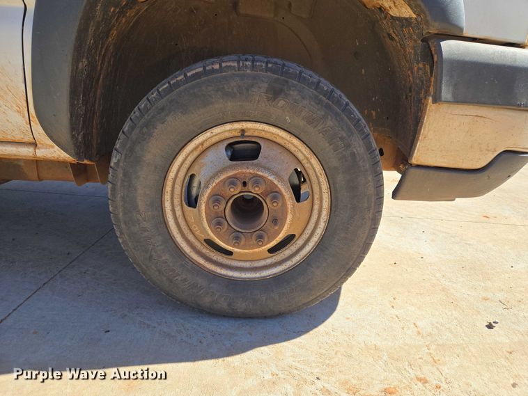 image for item EU3895 2006 Chevrolet Silverado 3500 flatbed pickup truck