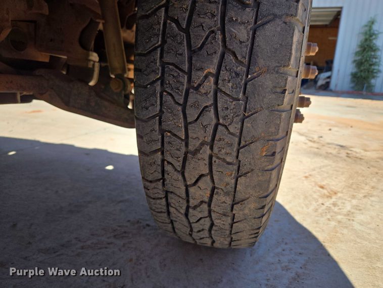 image for item EU3895 2006 Chevrolet Silverado 3500 flatbed pickup truck