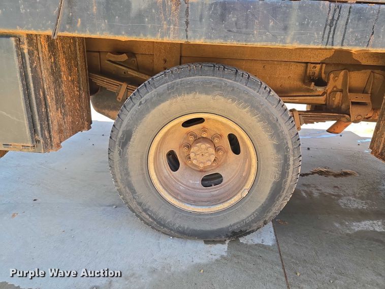 image for item EU3895 2006 Chevrolet Silverado 3500 flatbed pickup truck