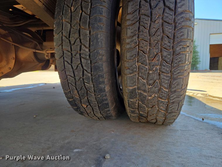 image for item EU3895 2006 Chevrolet Silverado 3500 flatbed pickup truck