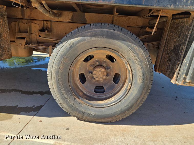 image for item EU3895 2006 Chevrolet Silverado 3500 flatbed pickup truck