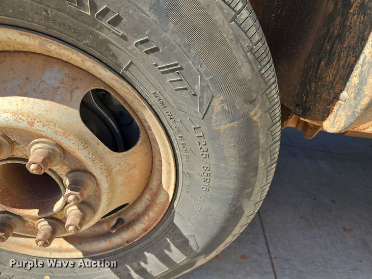 image for item EU3895 2006 Chevrolet Silverado 3500 flatbed pickup truck