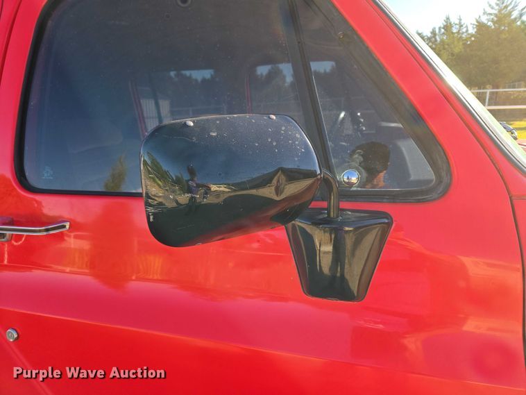 image for item EU3896 1989 Chevrolet Suburban SLE SUV