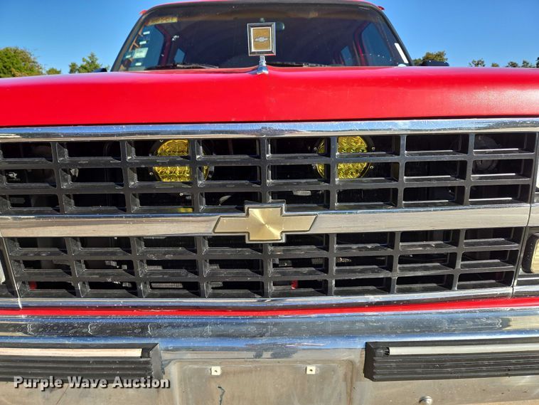 image for item EU3896 1989 Chevrolet Suburban SLE SUV