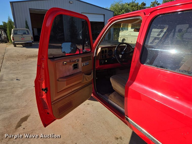 image for item EU3896 1989 Chevrolet Suburban SLE SUV