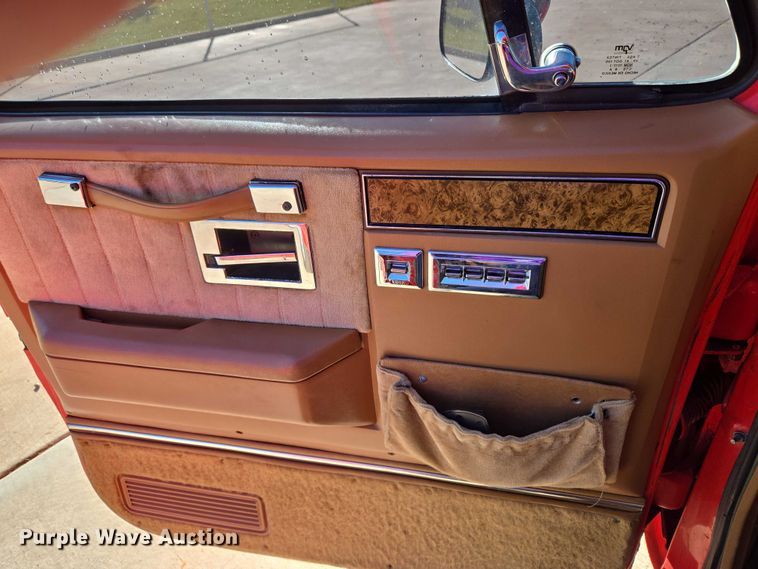 image for item EU3896 1989 Chevrolet Suburban SLE SUV