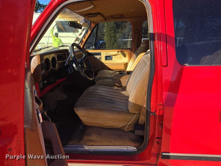 image for item EU3896 1989 Chevrolet Suburban SLE SUV
