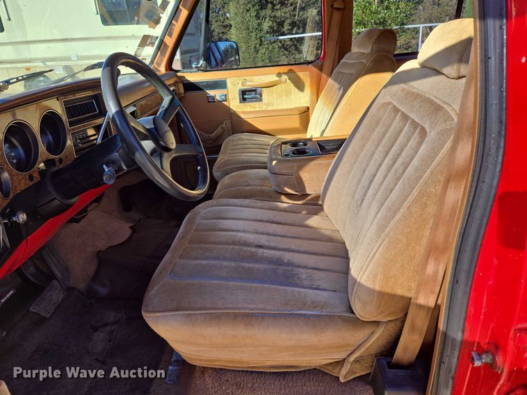 image for item EU3896 1989 Chevrolet Suburban SLE SUV