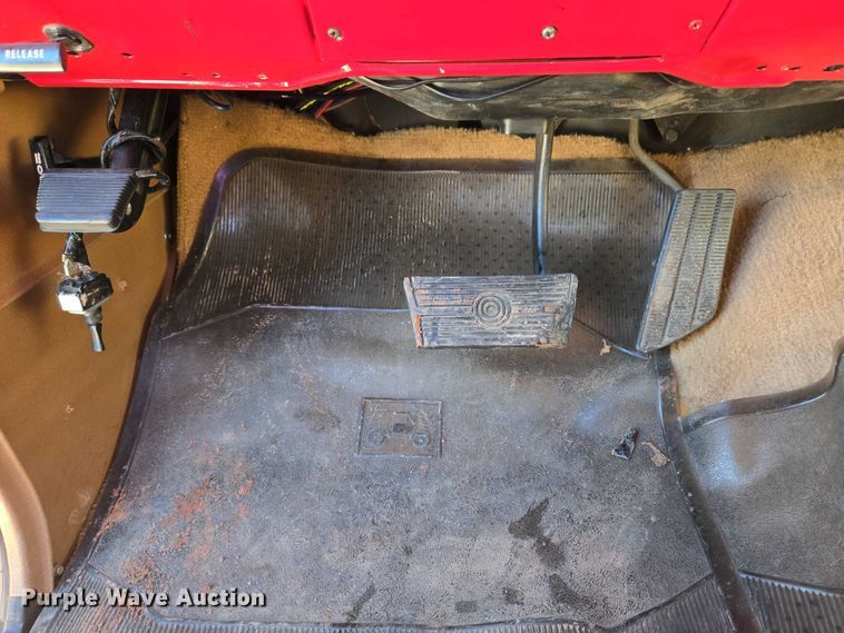 image for item EU3896 1989 Chevrolet Suburban SLE SUV