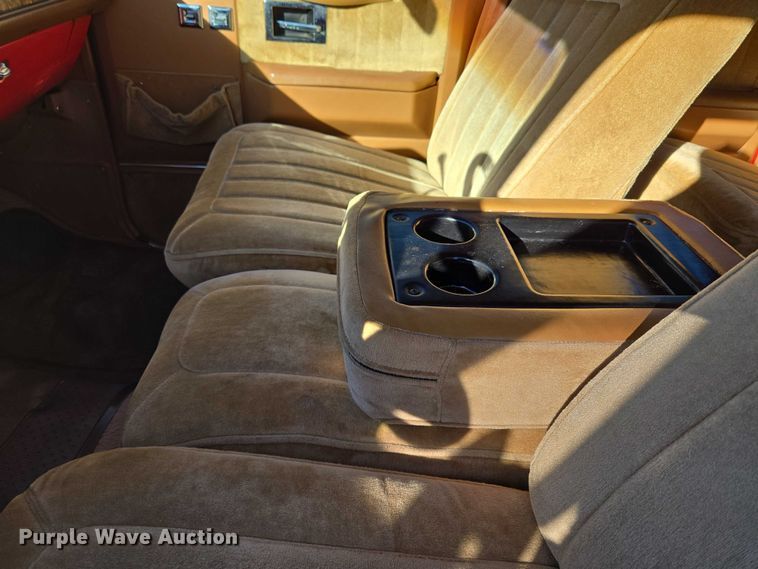 image for item EU3896 1989 Chevrolet Suburban SLE SUV