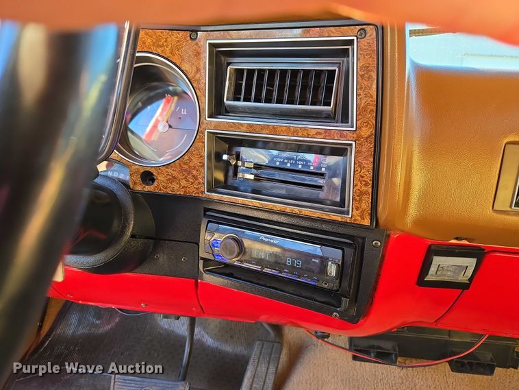 image for item EU3896 1989 Chevrolet Suburban SLE SUV