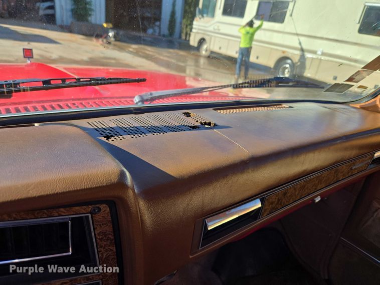 image for item EU3896 1989 Chevrolet Suburban SLE SUV