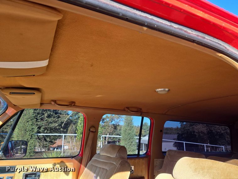 image for item EU3896 1989 Chevrolet Suburban SLE SUV