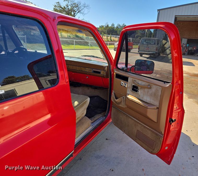 image for item EU3896 1989 Chevrolet Suburban SLE SUV