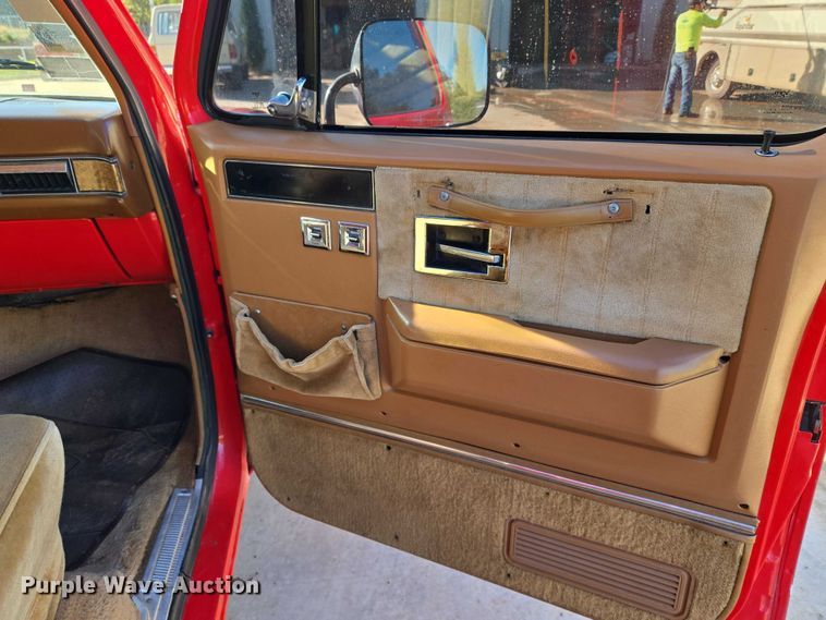 image for item EU3896 1989 Chevrolet Suburban SLE SUV