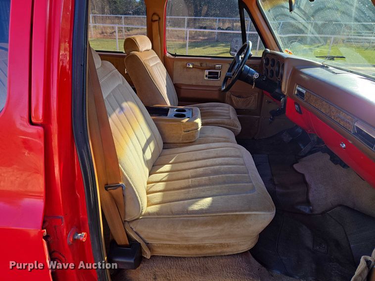 image for item EU3896 1989 Chevrolet Suburban SLE SUV