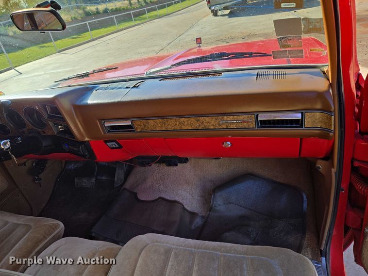 image for item EU3896 1989 Chevrolet Suburban SLE SUV