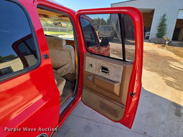 image for item EU3896 1989 Chevrolet Suburban SLE SUV