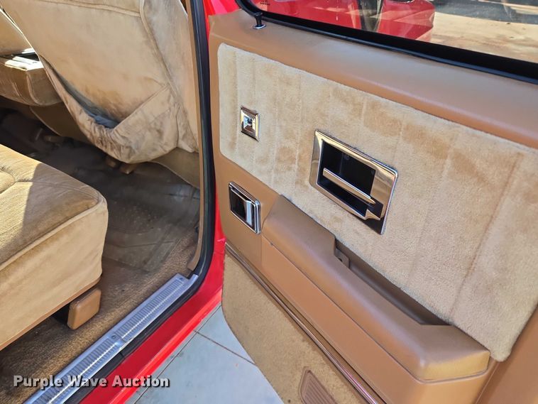 image for item EU3896 1989 Chevrolet Suburban SLE SUV