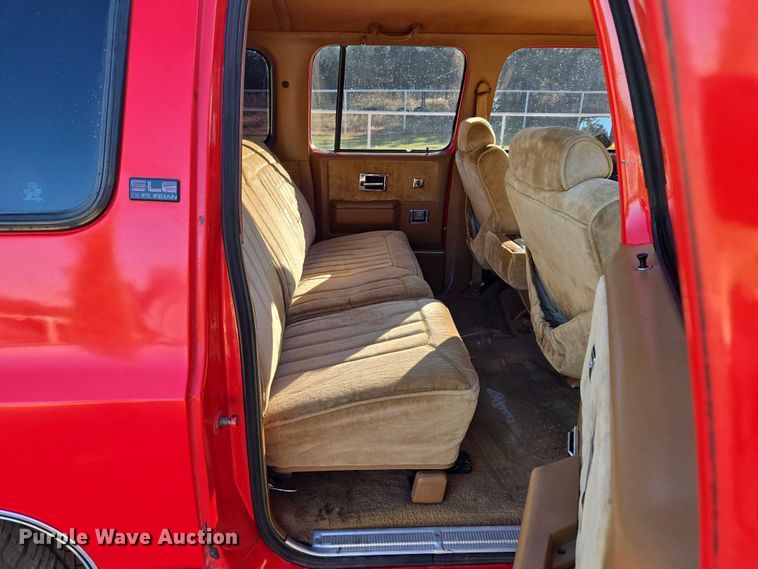 image for item EU3896 1989 Chevrolet Suburban SLE SUV