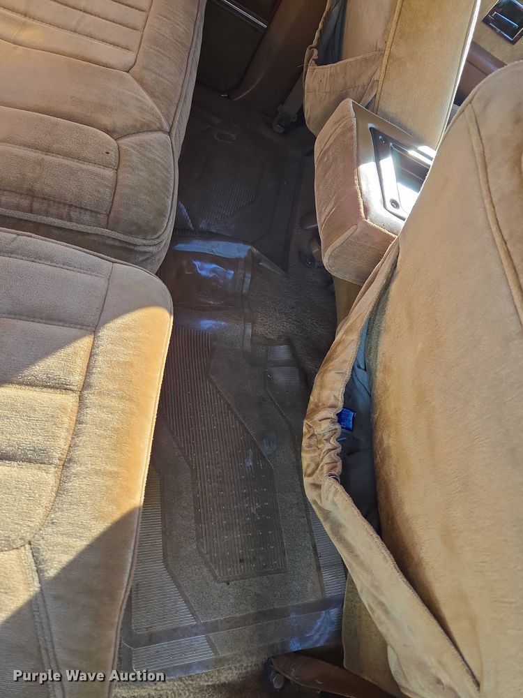 image for item EU3896 1989 Chevrolet Suburban SLE SUV