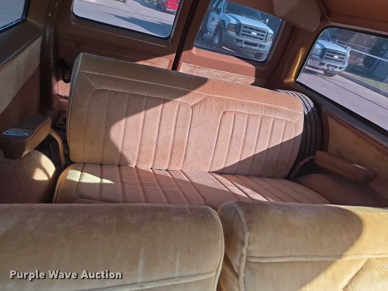 image for item EU3896 1989 Chevrolet Suburban SLE SUV