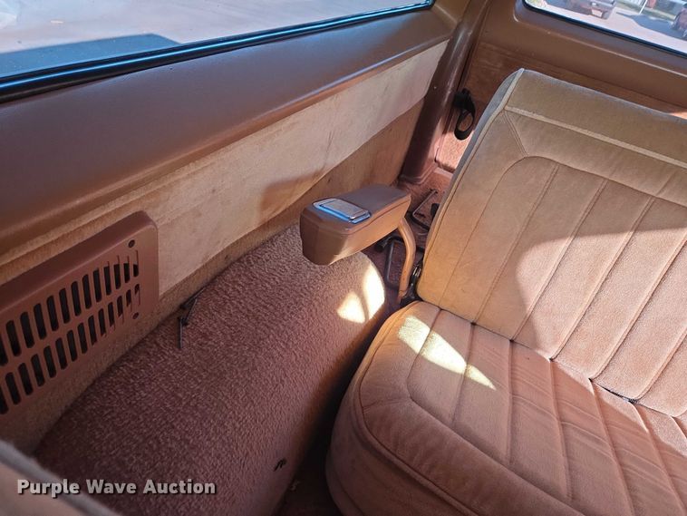 image for item EU3896 1989 Chevrolet Suburban SLE SUV