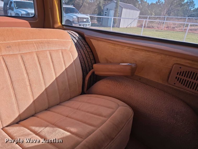 image for item EU3896 1989 Chevrolet Suburban SLE SUV