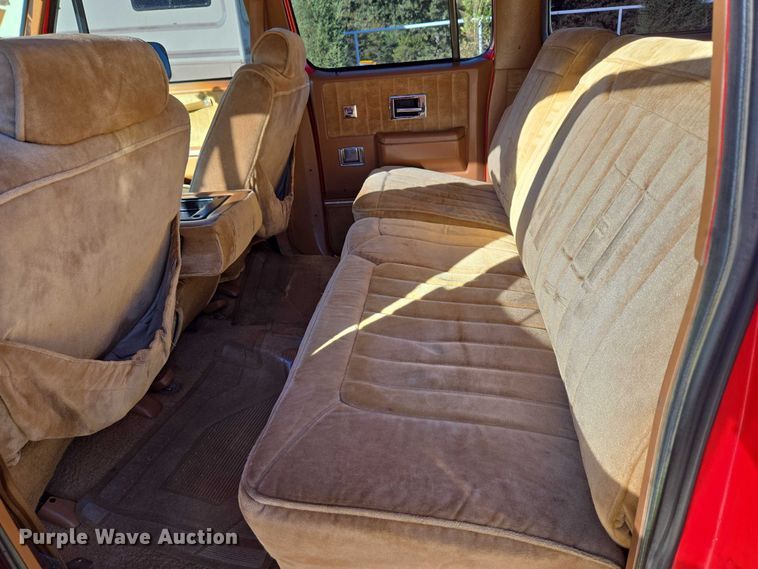 image for item EU3896 1989 Chevrolet Suburban SLE SUV