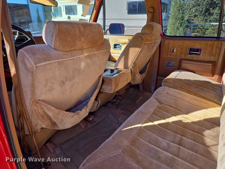 image for item EU3896 1989 Chevrolet Suburban SLE SUV
