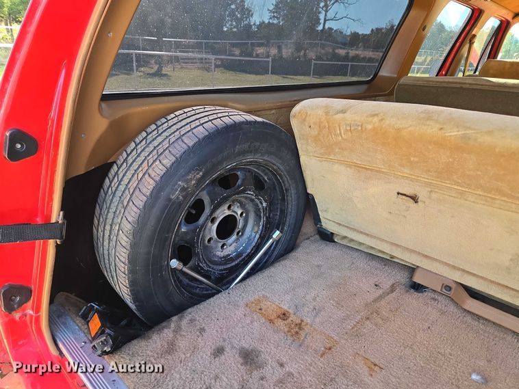 image for item EU3896 1989 Chevrolet Suburban SLE SUV