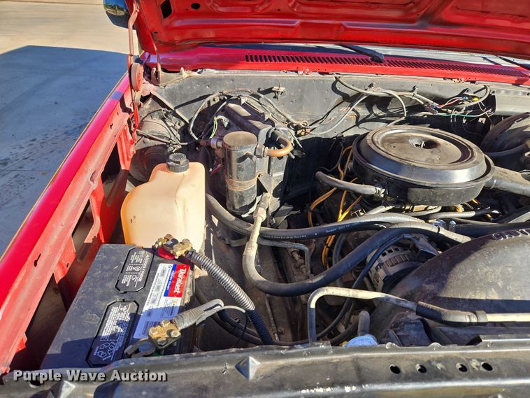 image for item EU3896 1989 Chevrolet Suburban SLE SUV