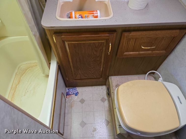 image for item EU3903 1996 Fleetwood Bounder RV