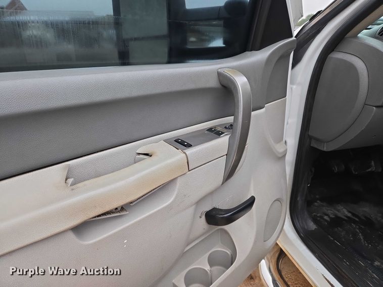 image for item EU3946 2013 Chevrolet Silverado 3500HD utility bed pickup truck