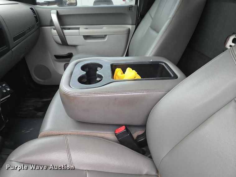 image for item EU3946 2013 Chevrolet Silverado 3500HD utility bed pickup truck