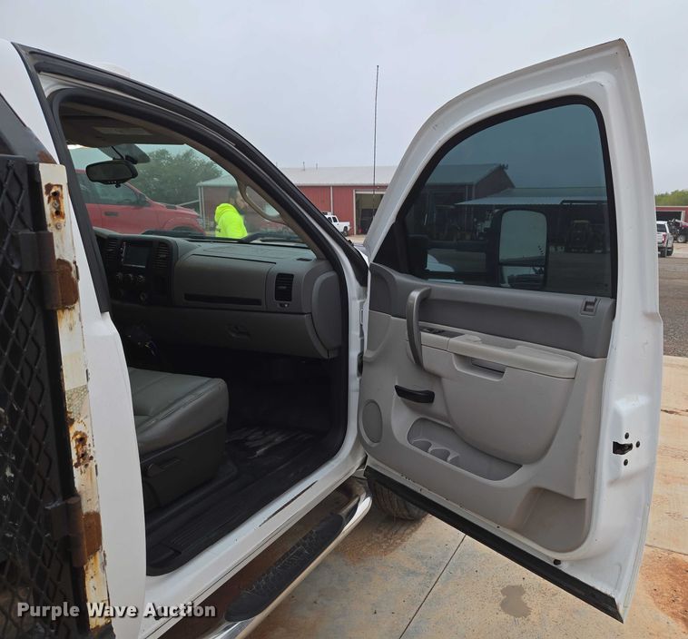 image for item EU3946 2013 Chevrolet Silverado 3500HD utility bed pickup truck