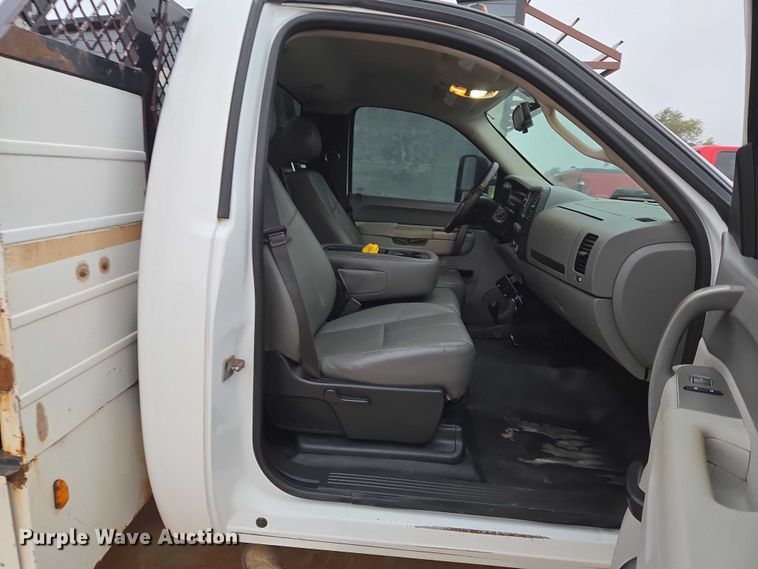 image for item EU3946 2013 Chevrolet Silverado 3500HD utility bed pickup truck