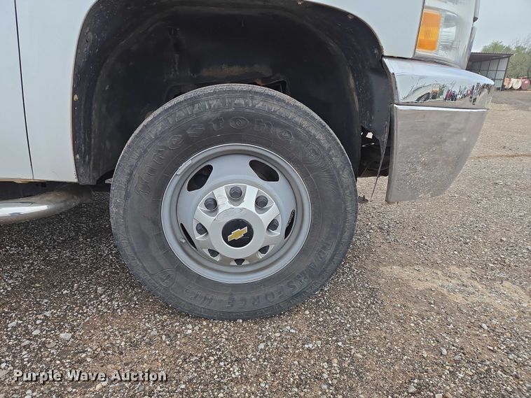 image for item EU3946 2013 Chevrolet Silverado 3500HD utility bed pickup truck