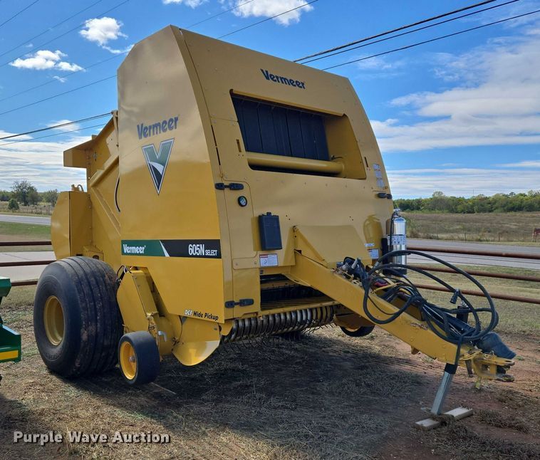 image for item EU3979 2020 Vermeer 605N round baler